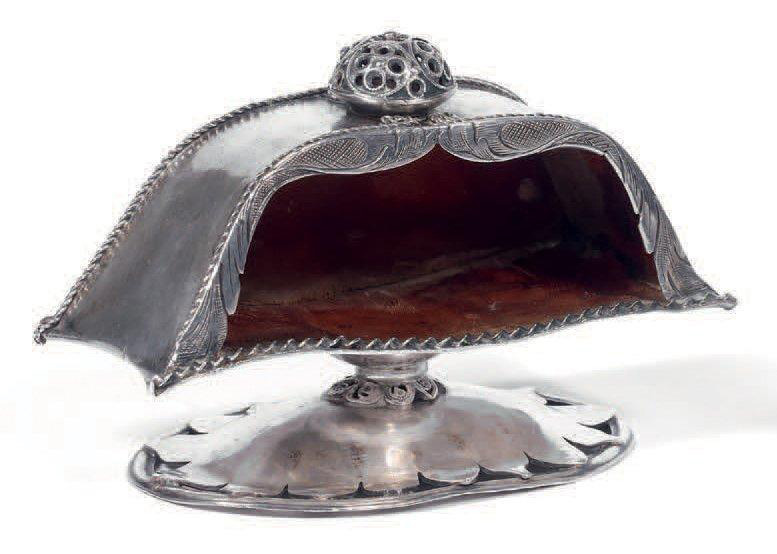 1 240 €Pierre Fabre (orfèvre, actif à Limoux de 1650 à 1670), petit reliquaire de voyage en forme de chapeau bicorne, avant 1670, argent, soie, 5,7 x 