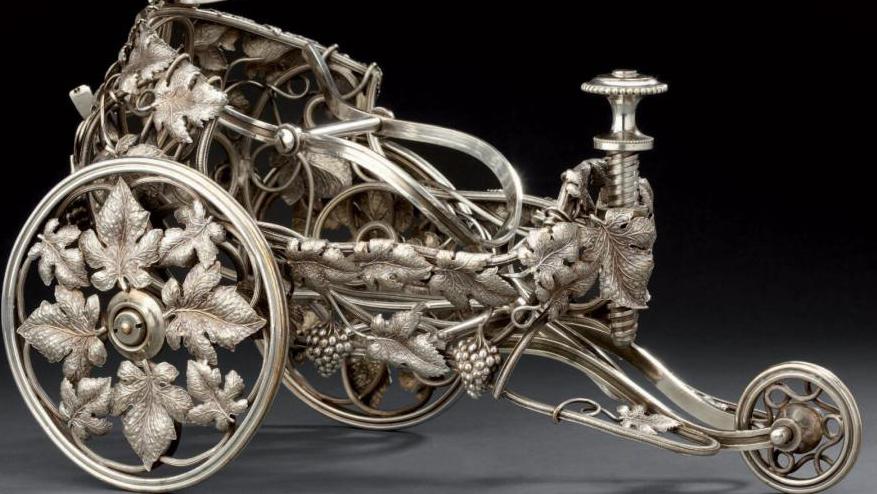 2 295 €Christofle, vers 1880, chariot à vin en métal argenté, l. 32 cm. Drouot, 6 juin... Les objets d’œnologie