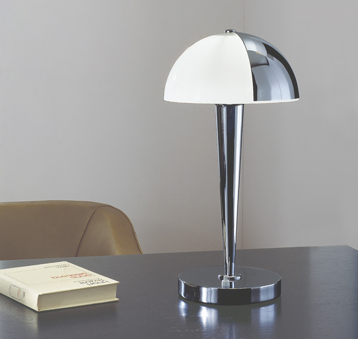 Lampe 509 bis, créée en 1929 par Jean Perzel pour équiper les tables des étudiants de la Cité universitaire à Paris. Dotée d’un cache pivotant, elle p