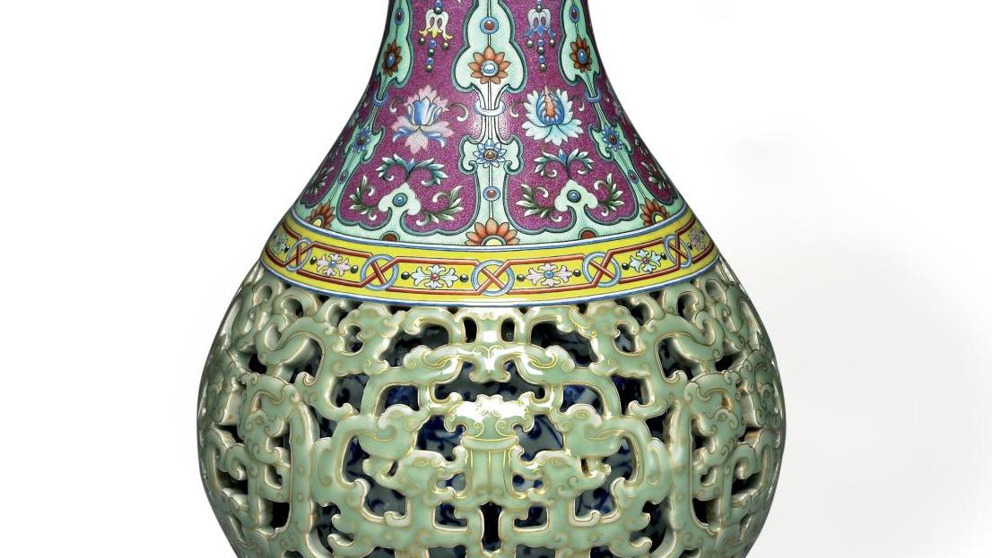 Vase de forme yuhuchunping (piriforme) aux émaux fencai et rehauts d’or à décor de... Livre : céramique chinoise, le feu sacré
