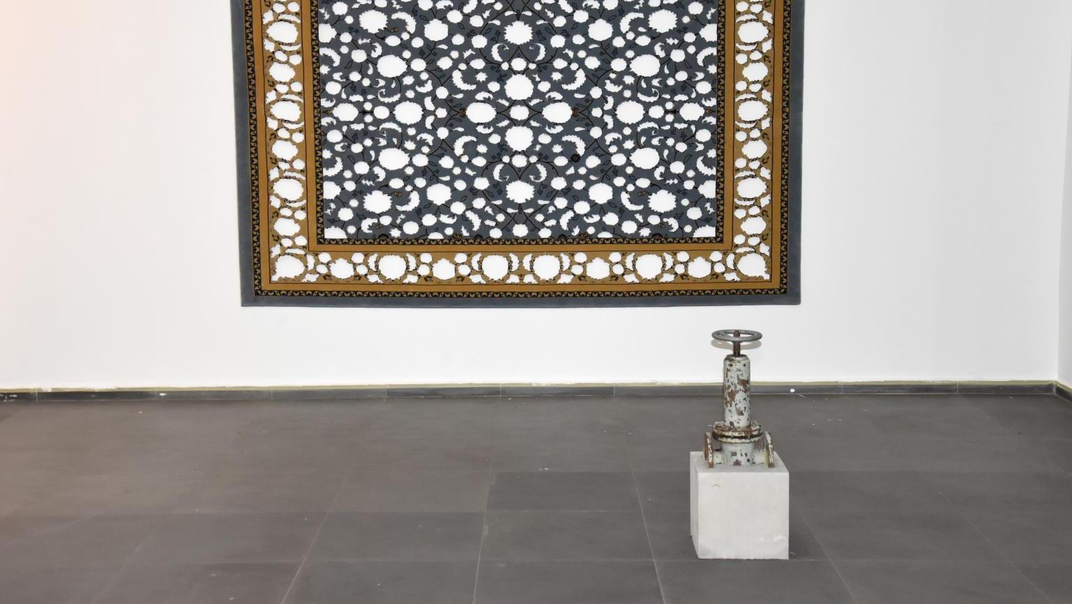 Sadek Rahim, Sans titre, 2019, béton, valve, tapis découpé, dimensions variables.... Sadek Rahim bouscule un marché de l’art en panne en Algérie