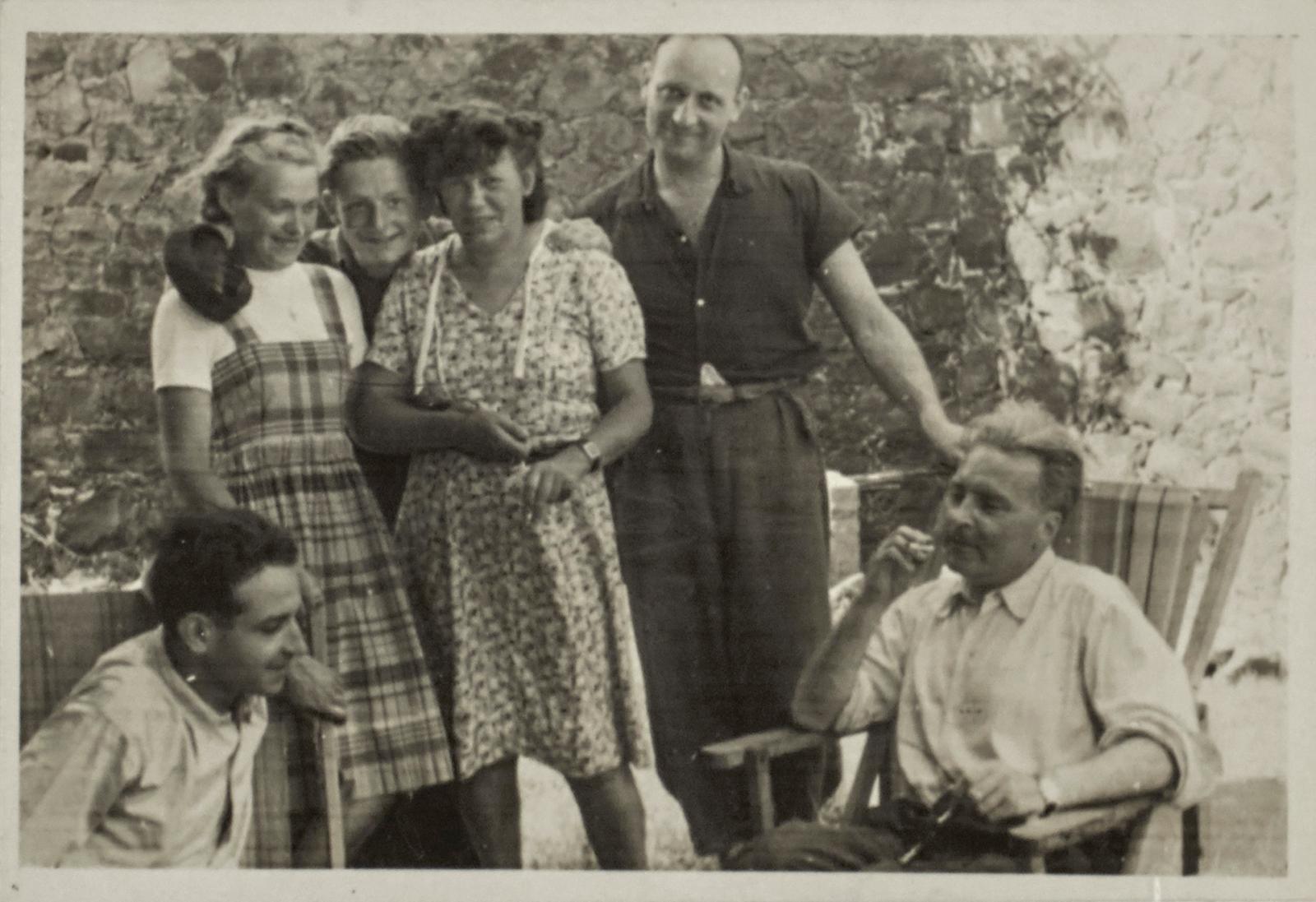 Vlady Serge (?), photo de groupe prise au Lazaret en avril 1941. Assis, Jacques Rémy et Victor Serge, au centre, Germaine Krull.