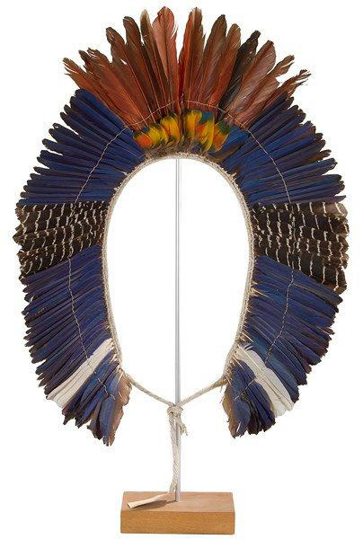 1 250 €Grand diadème en plumes d’ara bleues, vertes et rouges, montées sur du coton tressé, Indiens Kayapo,  Brésil, XIXe-XXe siècle, 80 x 65 cm. Drou
