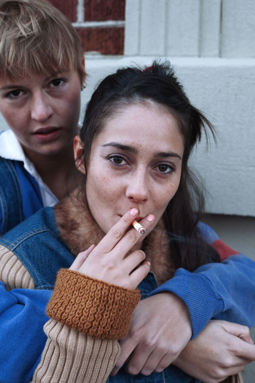 Johanna Benaïnous (née en 1991) et Elsa Parra (née en 1990), Sans titre, issu de la série «A couple of them», 2014, photographie numérique, tirage jet