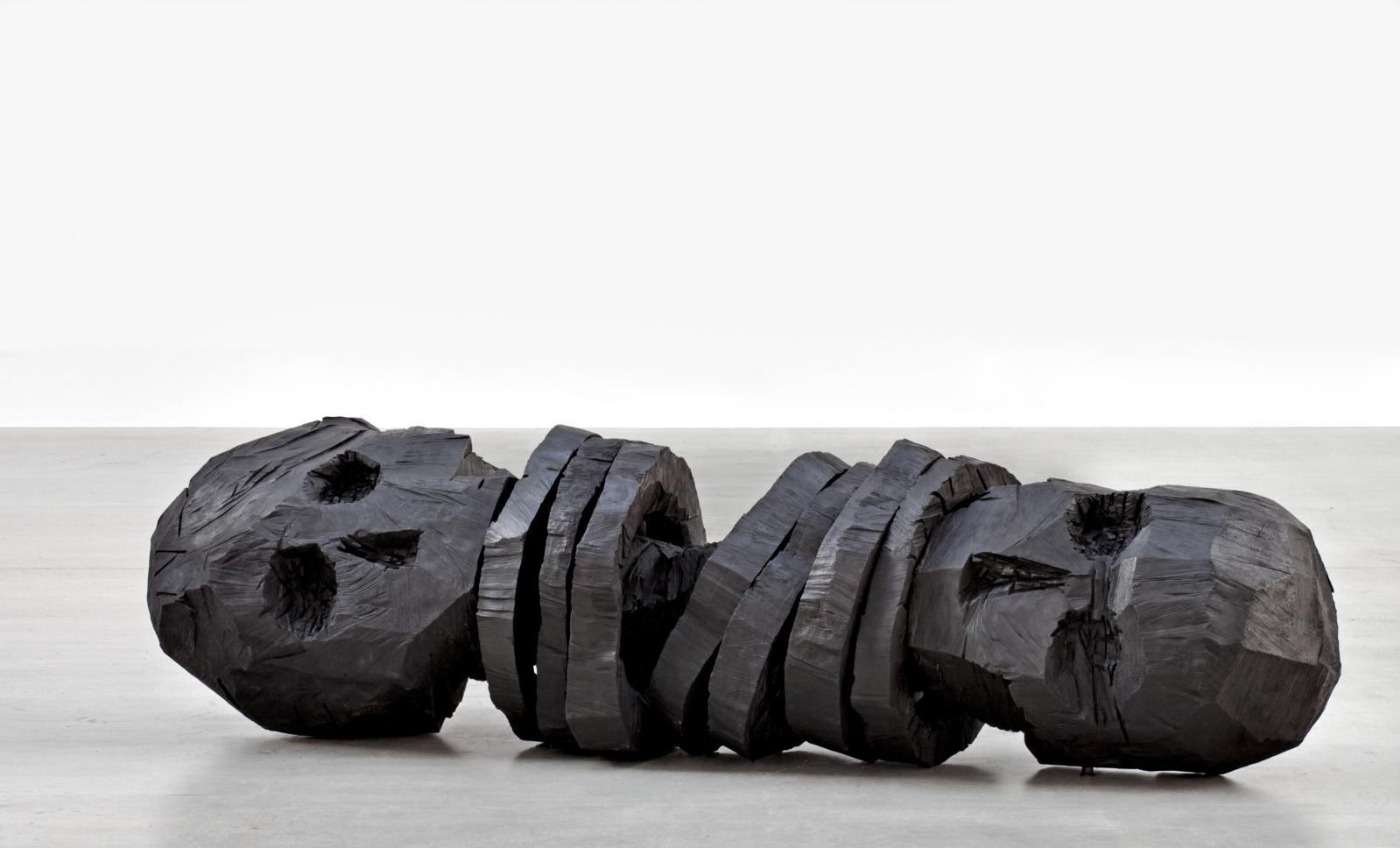 Georg Baselitz (né en 1938), Zero Ende, 2013, bronze moulé sur bois, 94 x 348 x 91,5 cm, éd. 1/3. Courtesy galerie Thaddaeus Ropac, photo Charles Dupr