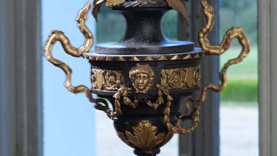 Vase en acier laqué et tôle doré de style néoclassique d’époque Louis XVI, à décor... La vie de château