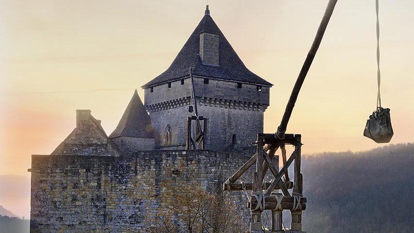 Trébuchet reconstitué sur le bastion du château de Castelnaud, 2016. Philippe Contamine