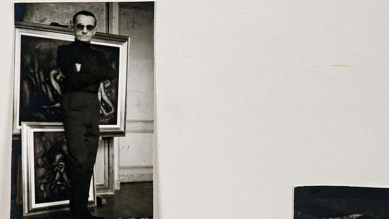 Pierre Molinier (1900-1976), Deux autoportraits légendés - 1965, tirage argentique... Pierre Molinier, maître de l’ambiguïté