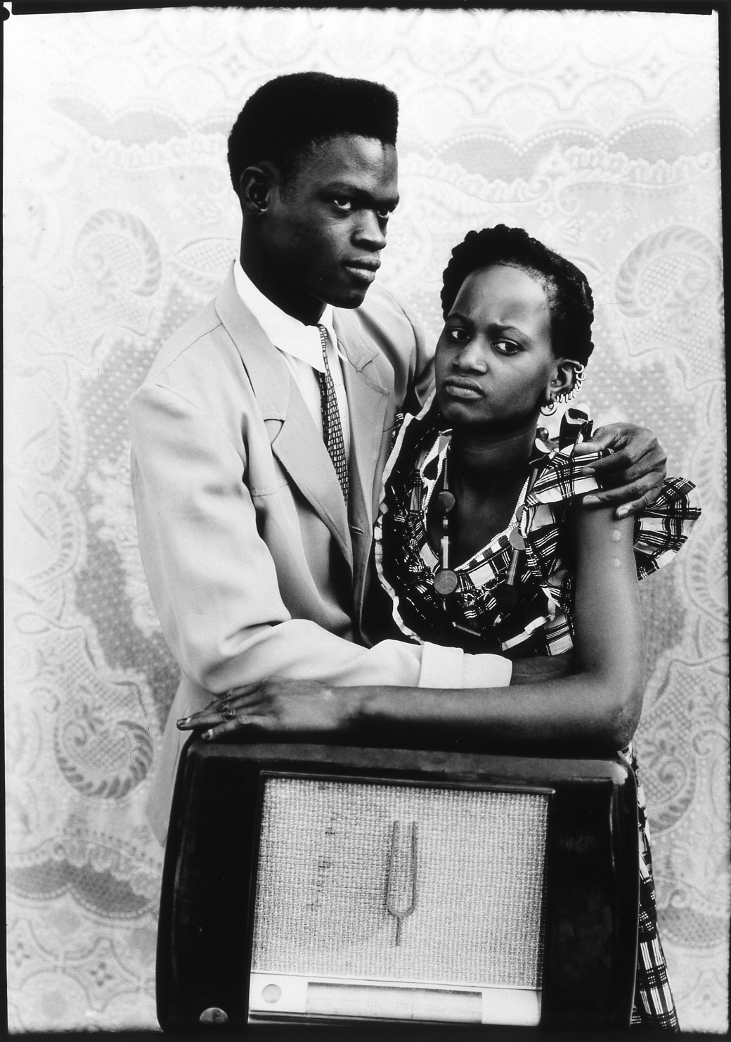 Seydou Keïta (1921-2001), Sans titre, 1949-1951, tirage argentique noir et blanc sur papier baryté, Keïta/SKPEAC, exposée à Paris Photo. Courtesy Coll