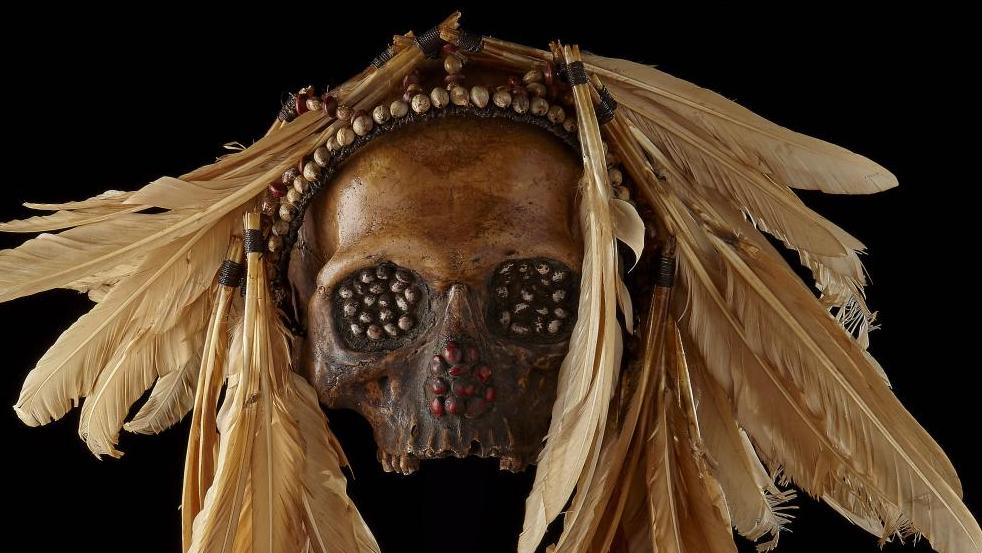 2 805 € Papouasie-Nouvelle-Guinée, Asmat, crâne trophée, crâne humain, graines, coquillage... Memento mori