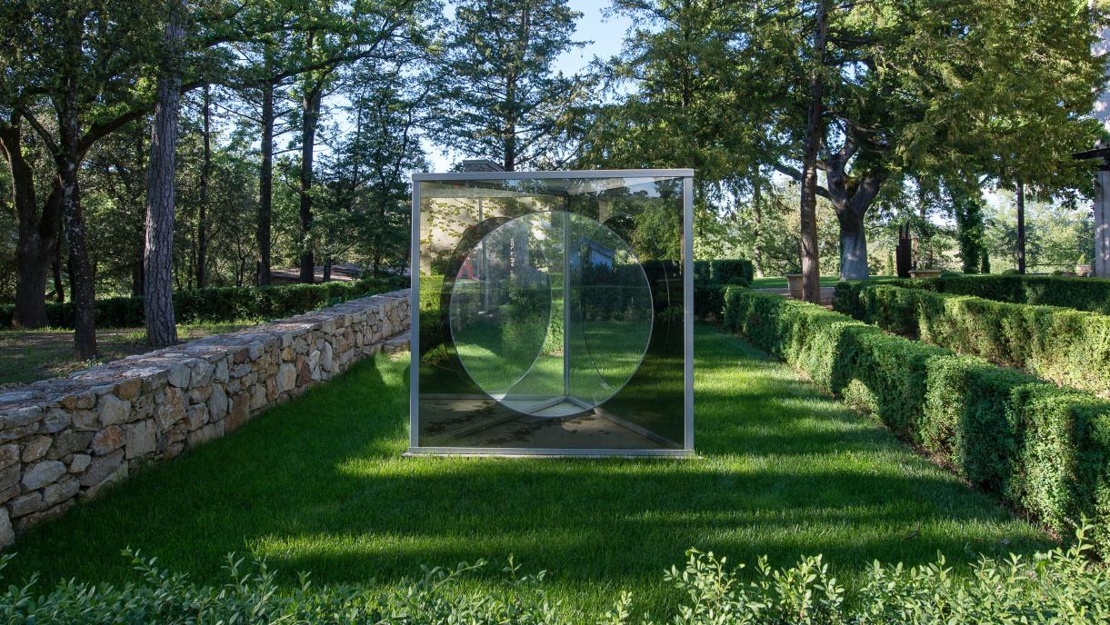 Dan Graham (né en 1942), Triangular Pavilion with Circular Cut-Out Variation H, 1989-2008,... Peyrassol et son jardin de sculptures contemporaines