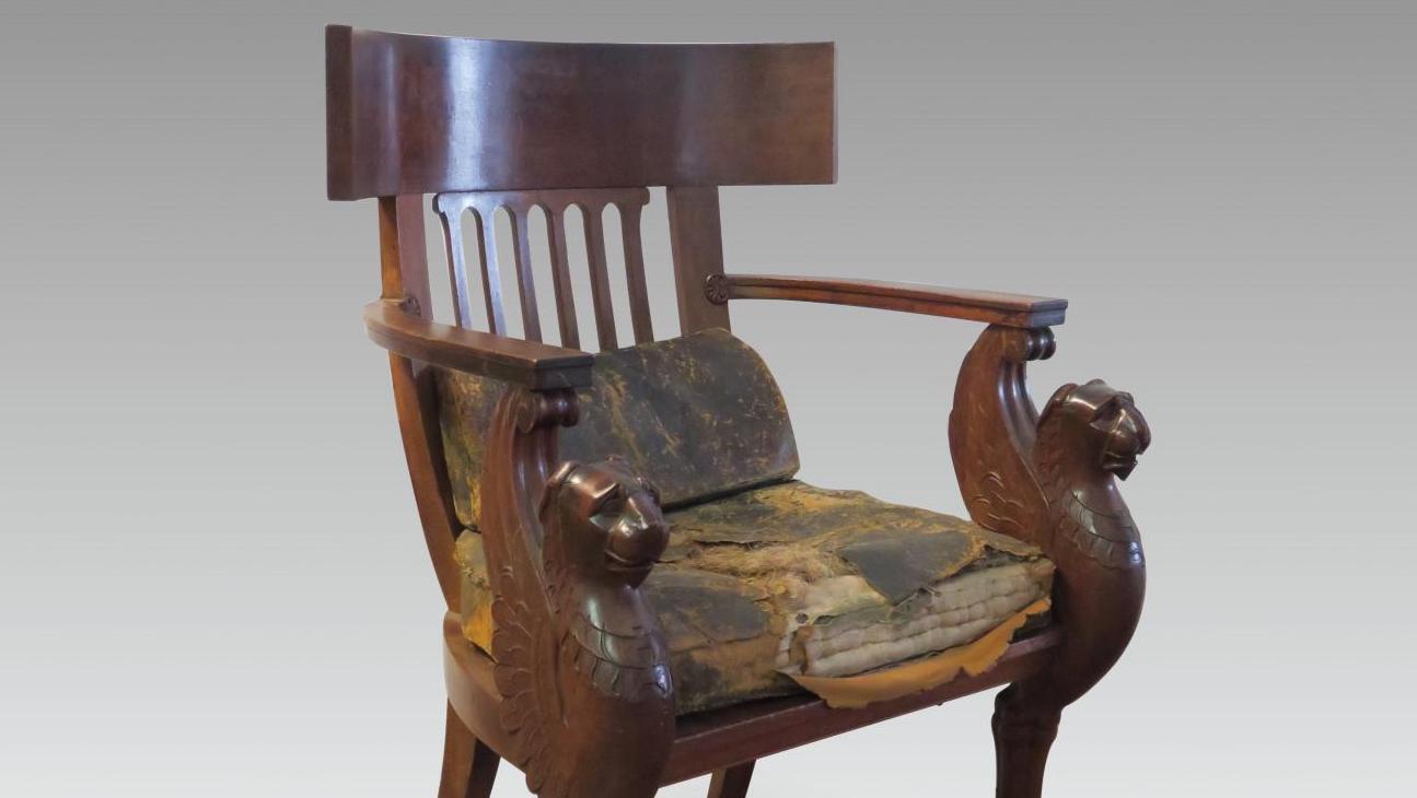 Vers 1800. Fauteuil de bureau dit «en hémicycle», en acajou et placage d’acajou,... Un fauteuil martial pour les conventionnels