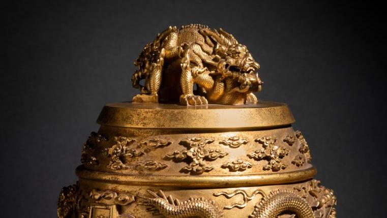 Chine, époque Kangxi (1662-1722). Cloche rituelle bianzhong en bronze doré, à décor... Les cloches, objets de luxe depuis l’âge du bronze