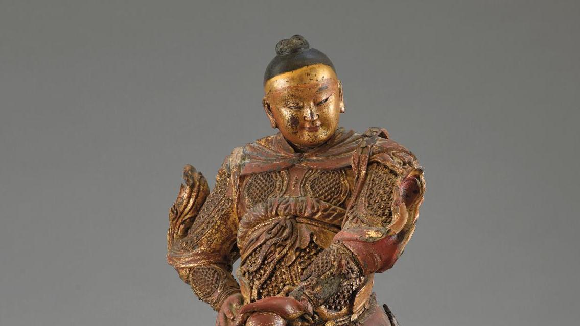 Chine, XVIIe siècle, période Transition. Gardien de temple en bois sculpté recouvert... Un chaleureux accueil…