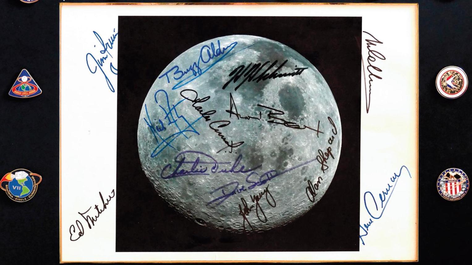 Apollo 17, cadre avec photographie 20 x 27,5 cm (à vue) de la Lune prise par Apollo... De la Terre à la Lune : une vente en apesanteur