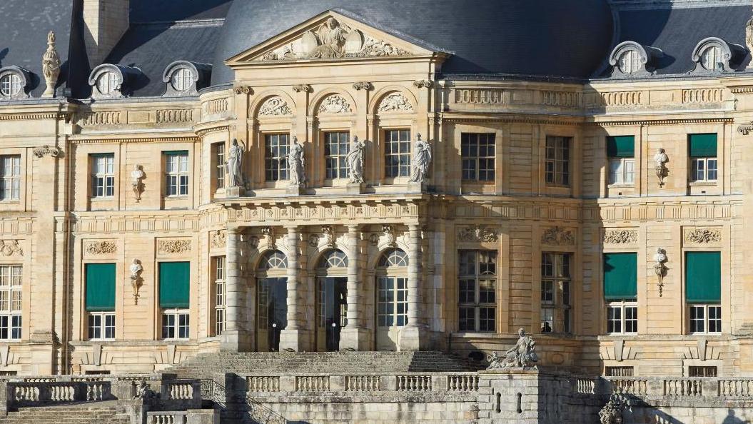 Château de Vaux-le-Vicomte, la façade sur jardin.  Vaux-le-Vicomte, entre privé et public