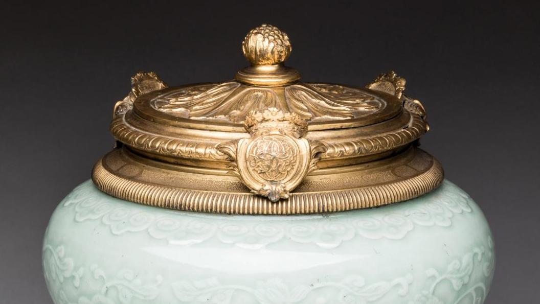 Vase en porcelaine dite «céladon», monture en bronze ciselé et doré, couvercle centré... De la Chine à l’Europe, les choix de Jacques Guerlain