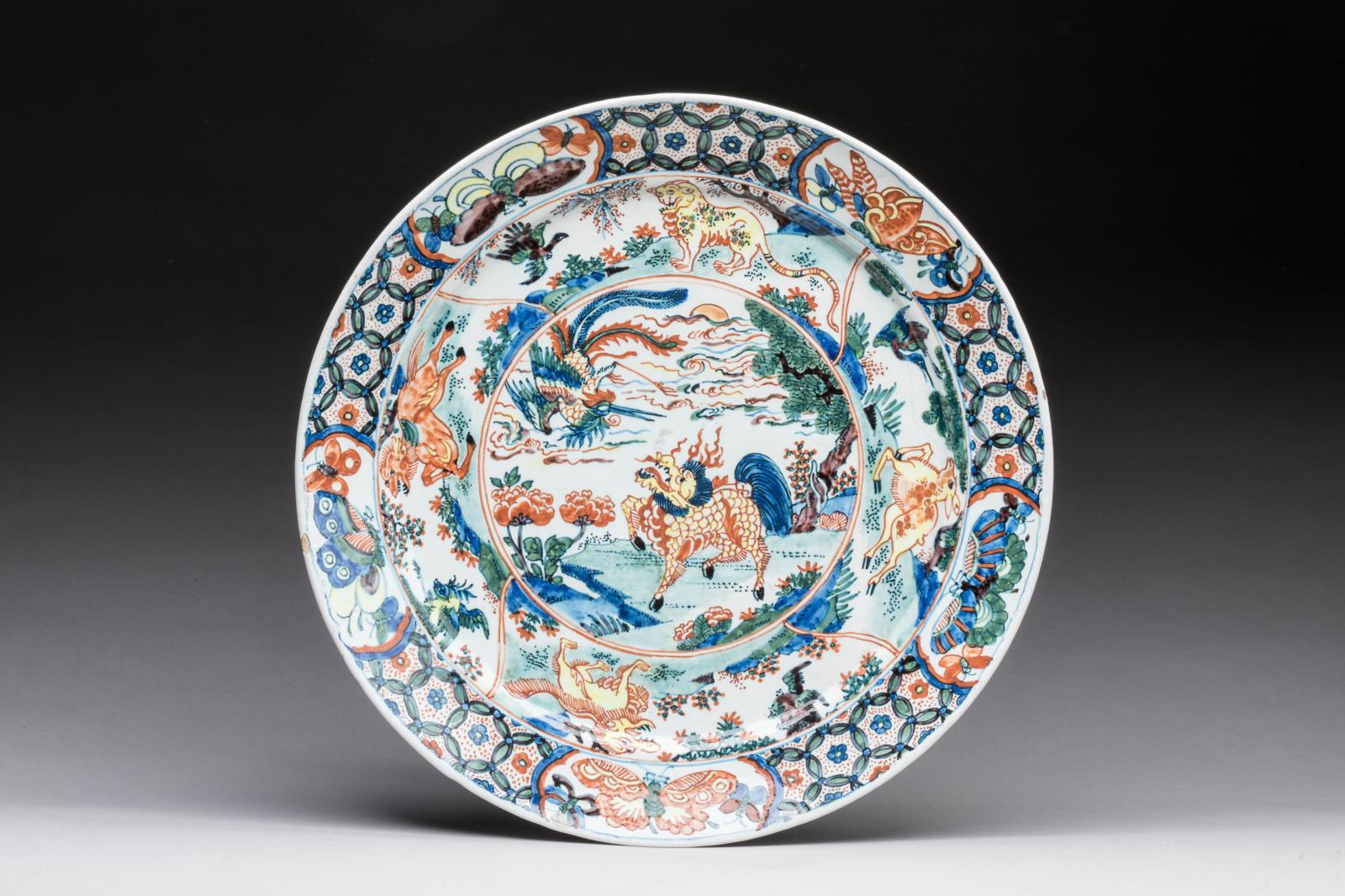 Ce petit plat rond (diam. 26 cm) en faïence, peint dans le style des porcelaines de Chine de la famille verte de l’époque Kangxi, a été exécuté à Delf