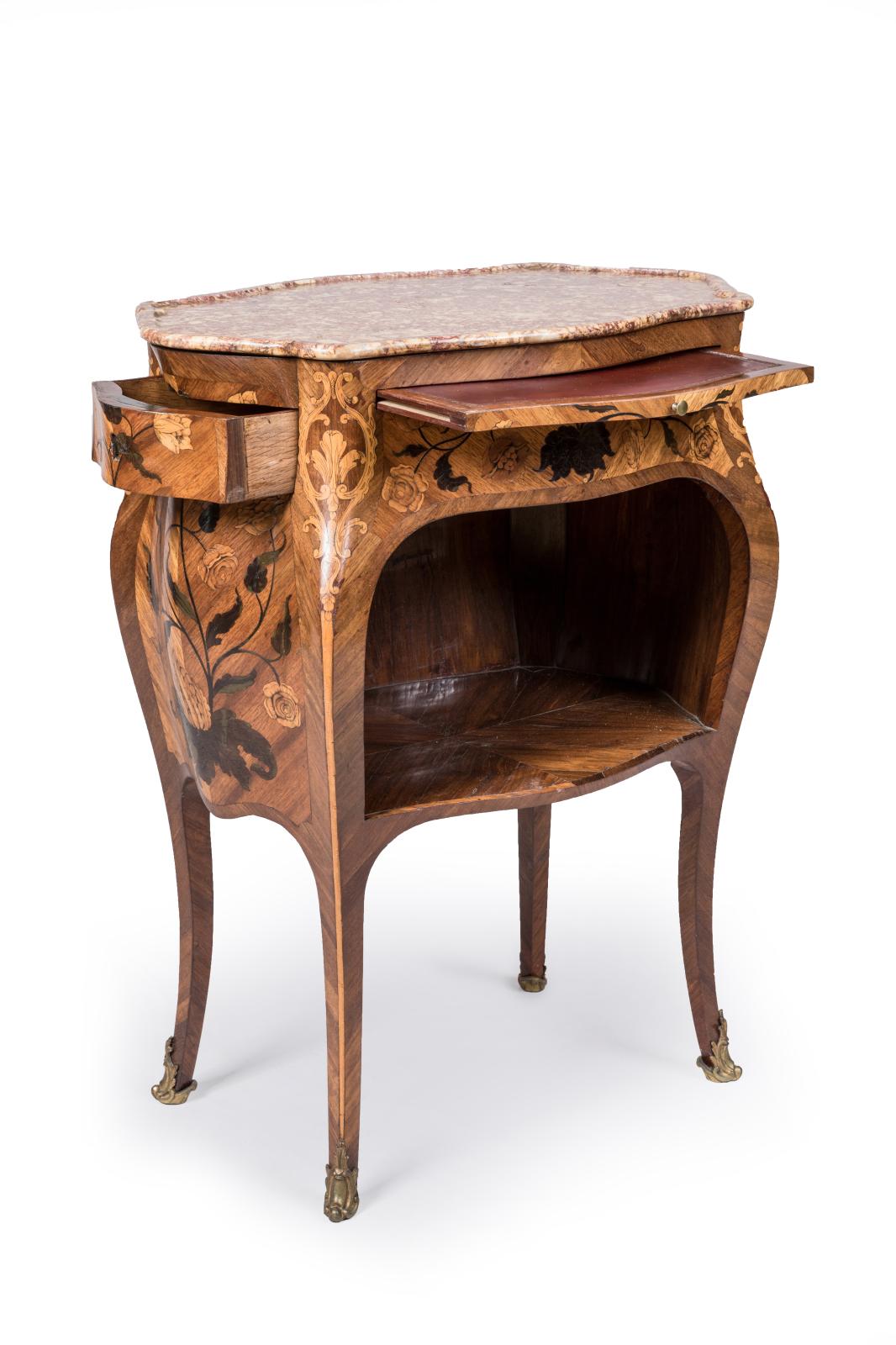 La table dite «à en-cas» complétait volontiers l’ameublement des salons et chambres à coucher sous le règne de Louis XV. Datant de cette époque, en vo