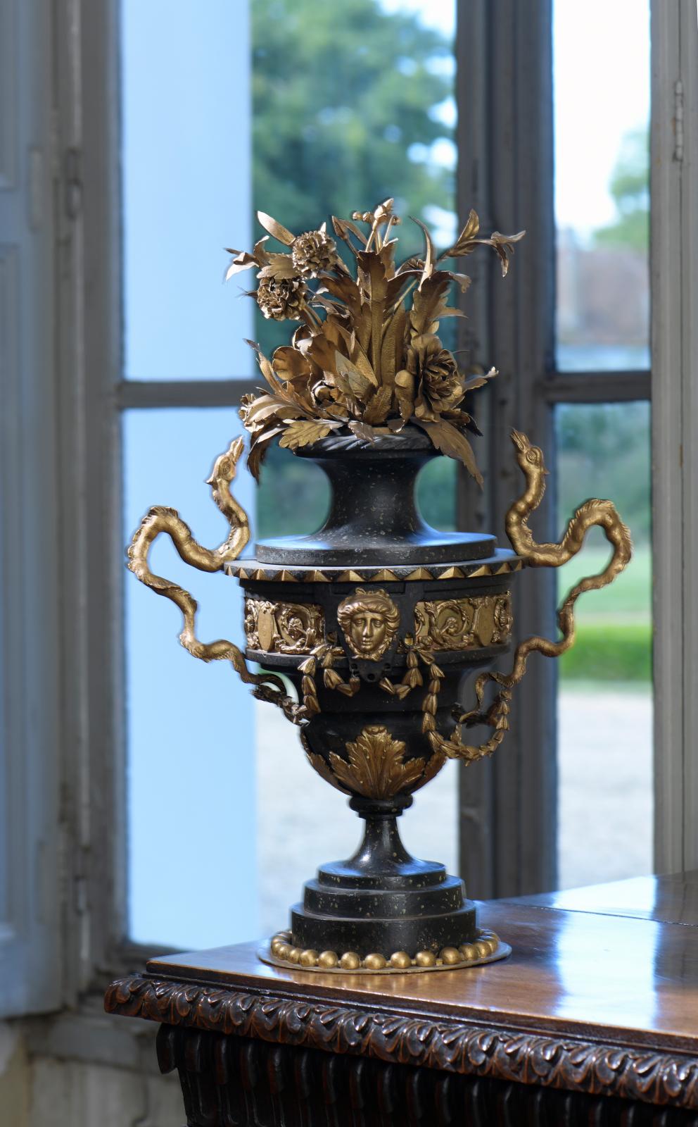Louis XVI Neoclassical vase in lacquered stainless steel and gilt sheet metal with a frieze and fabulous beast decoration, h. 54 cm.Estimate: €2,500/3