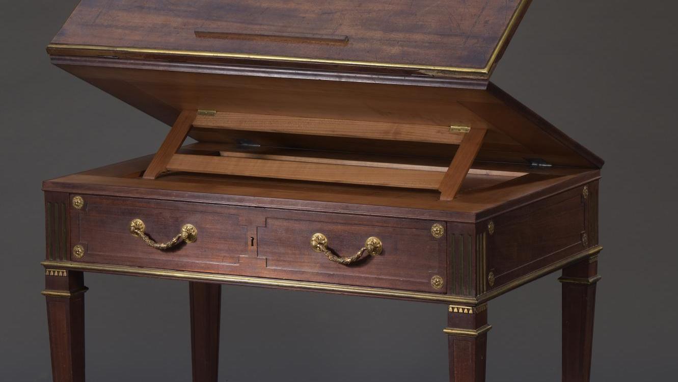David Roentgen (1743-1807), architect's table in mahogany and mahogany veneer with... A European Cabinetmaker