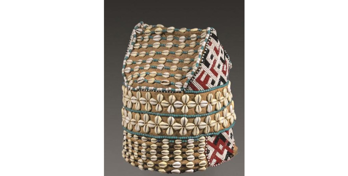 1 638 € Kuba, République démocratique du Congo, coiffe de chef coutumier, décor de cauris et perles de verre de couleur, h. 33 cm, diam. 1