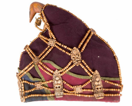1 625 € Népal, XIXe siècle, coiffe de chamane en soie, ornée de perles et ornements d’os sculpté. Drouot, 21 novembre 2017. Ader OVV. 