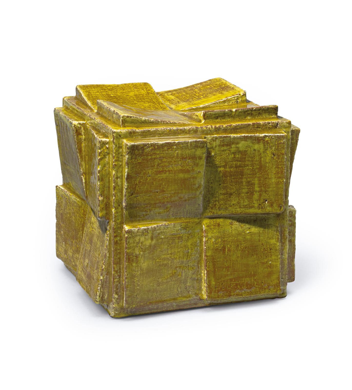 Suzanne Ramié (1907-1974), atelier Madoura, Vallauris, cube en céramique émaillée jaune, 1970, 22,5 x 24 cm. Thomas Fritsch - Artrium. 