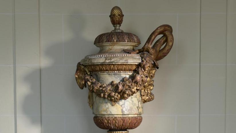 Vers 1900. Paire de vases couverts à anse et leur socle en bois mouluré, sculpté... Les Boulayes ou le style château