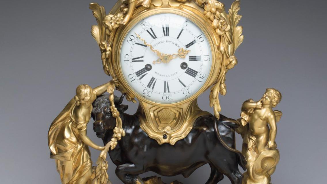 Époque Louis XV. Pendule à décor de «L’Enlèvement d’Europe» en bronze doré et bronze... Grand bronzier et modèle emblématique