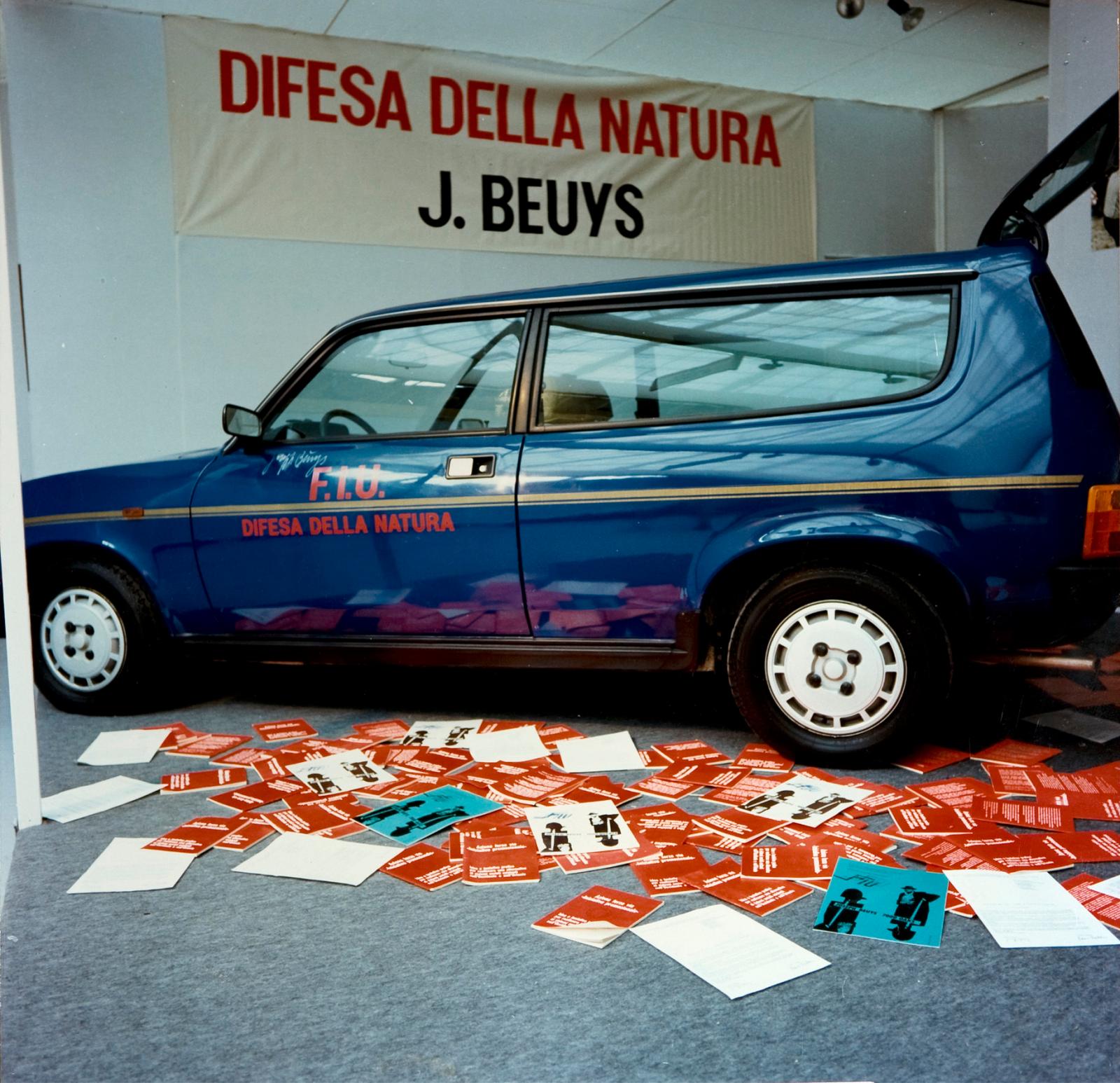 Installation de Joseph Beuys (1921-1986) à la FIAC de Paris en 1983. 