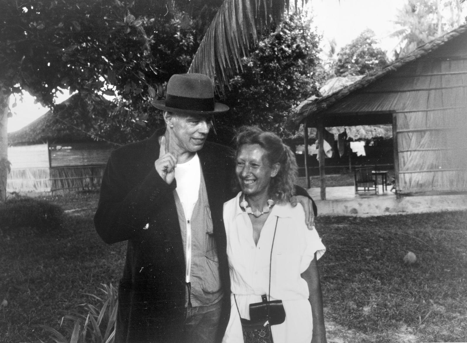 Joseph Beuys et Lucrezia De Domizio Durini aux Seychelles, en 1980. 