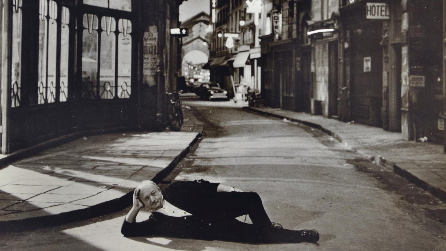 Alexandre Trauner (1906-1993), Trauner allongé dans un décor de rue de Paris pour... Trauner, doux anar de la photo et du cinéma