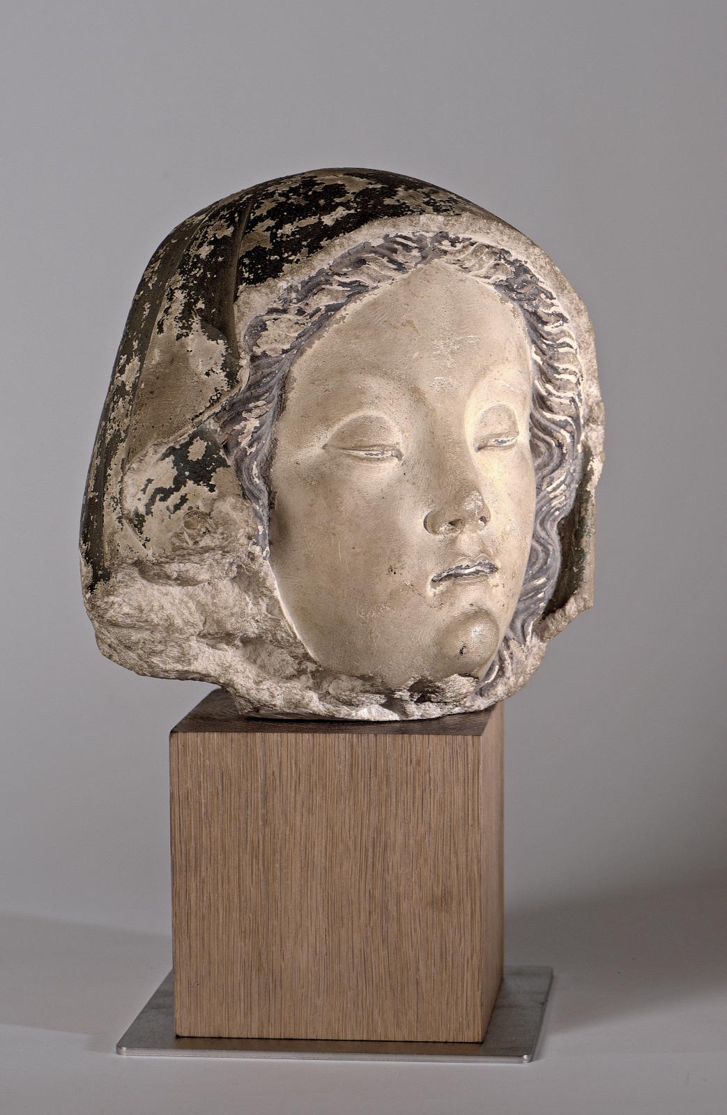 France, Albi, 1490-1500, Tête de Vierge, pierre calcaire, traces de polychromie, h. 21 cm. Adjugé : 31 700 €