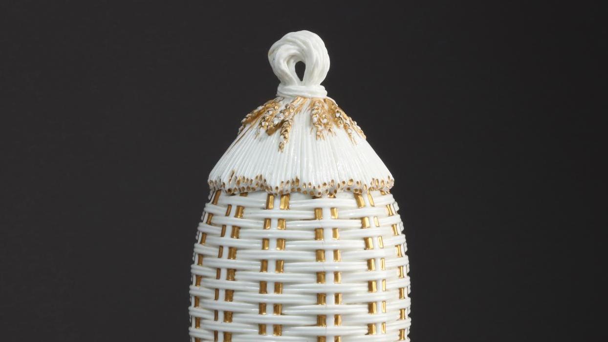 Sèvres, vers 1770. Vase couvert en porcelaine tendre nommé «vase ruche», à décor... Une abeille dans un magasin de porcelaine