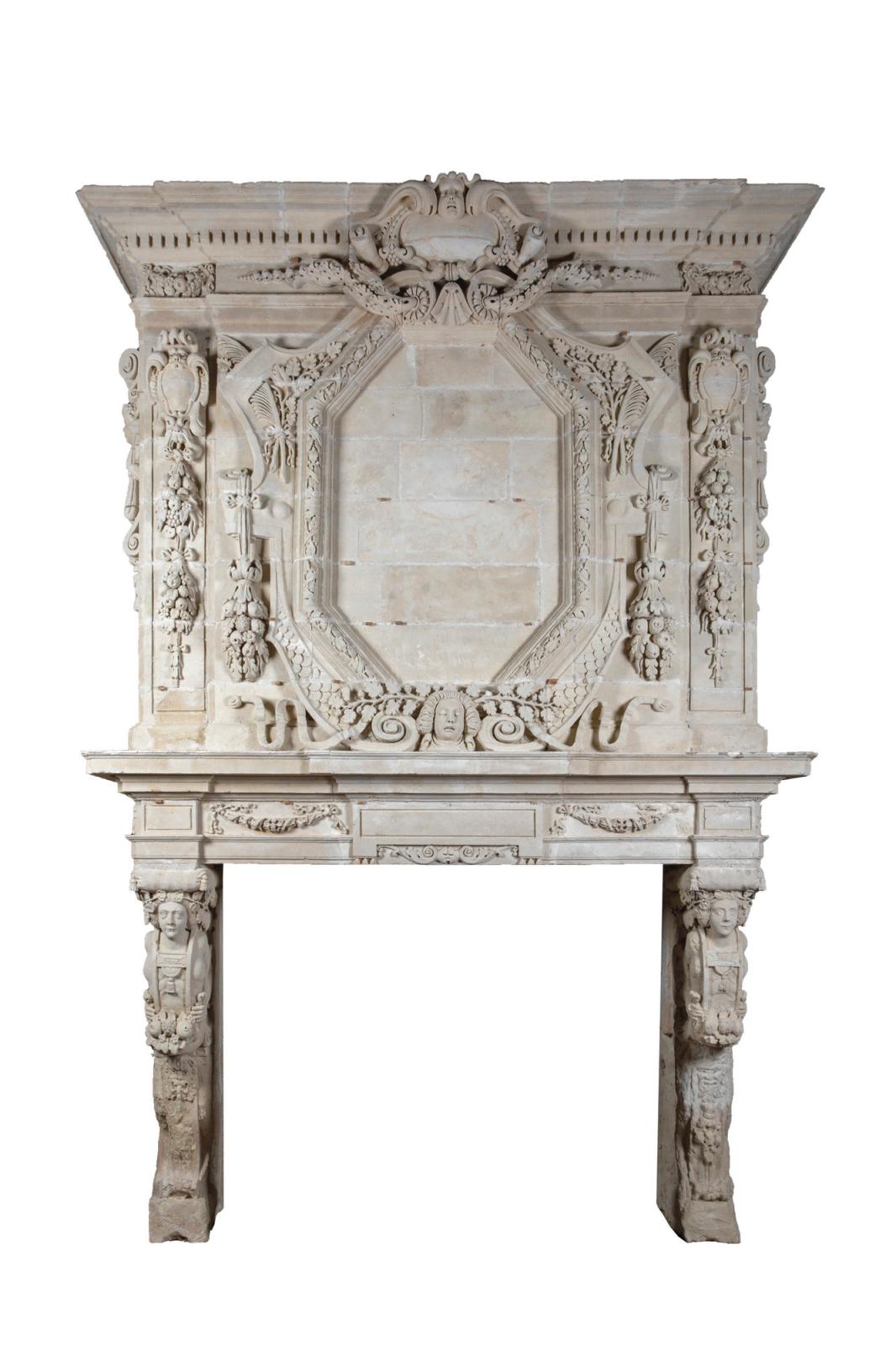Cheminée en calcaire de Saint-Restitut, datée 1652, 420 x 258 x 83 cm. Samedi 12 octobre. Estimation : 280 000/480 000 €