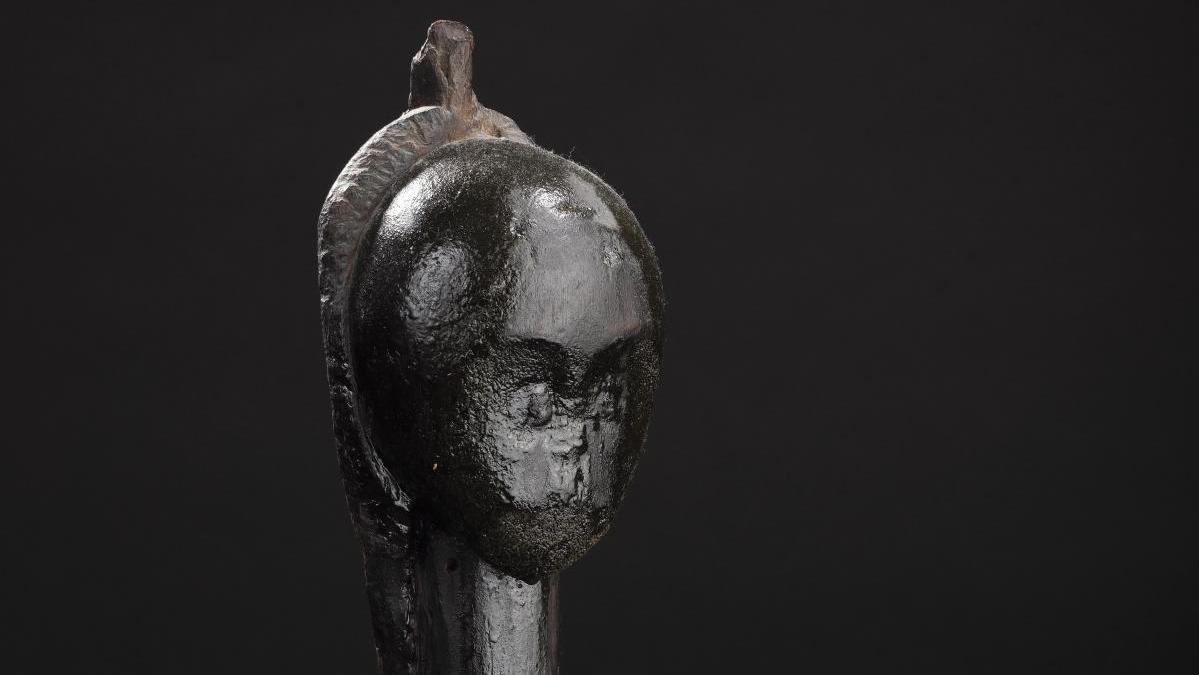 Tête fang, Gabon, bois, profonde patine suintante, h. 42 cm. Adjugé : 300 000 €  Ancêtre fang et saint Jean