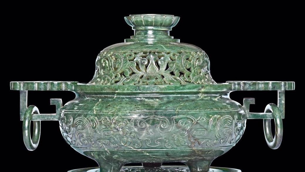 Chine, période Jiaqing, début du XIXe siècle. Brûle-parfum et son socle en jade vert... Jade ancestral