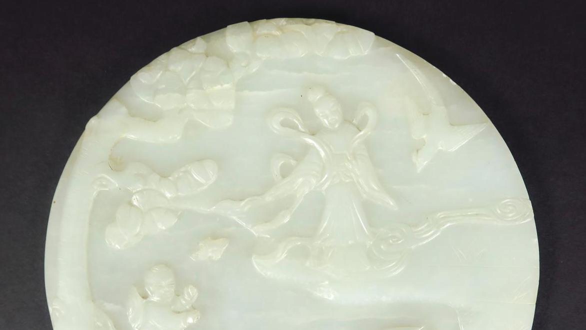 Chine, fin XIXe-début XXe siècle. Plaque d’écran de forme circulaire en jade blanc... Le Bouvier et la Tisserande
