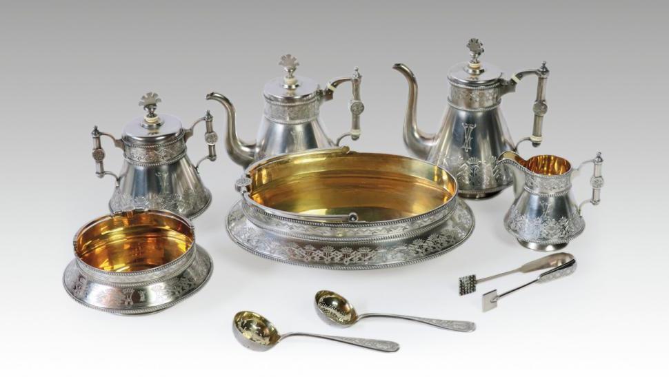Saint-Pétersbourg, 1881-1883. Service à thé et à café, en argent et vermeil, par... L’orfèvrerie impériale russe à l’honneur