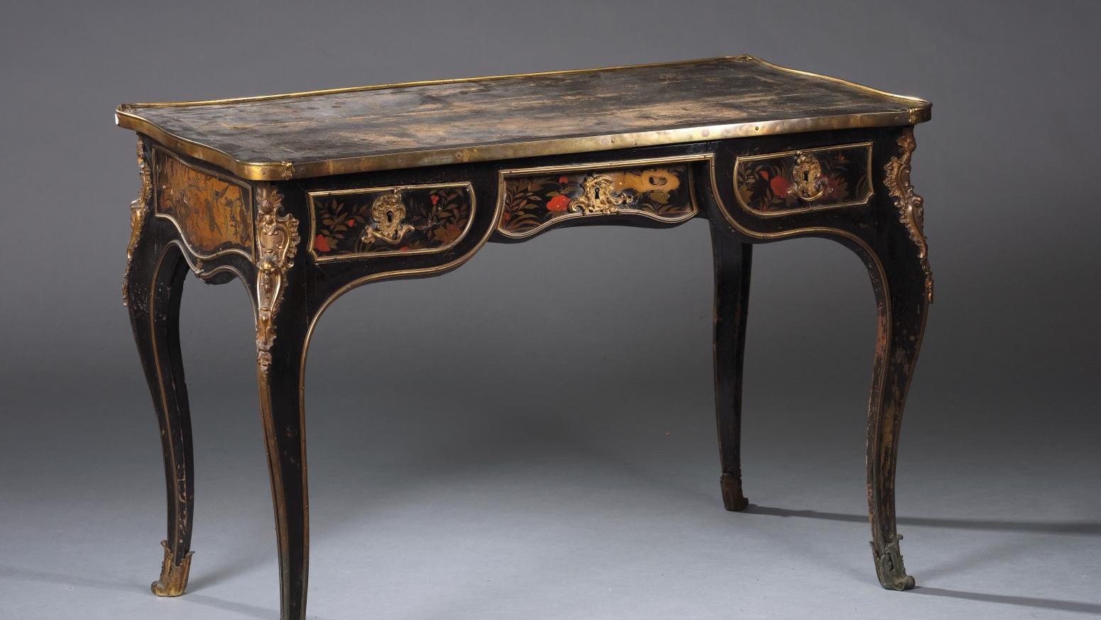 Époque Louis XV, bureau plat en bois noirci à décor de vernis européen polychrome... Du XVIIIe siècle à l’Empire