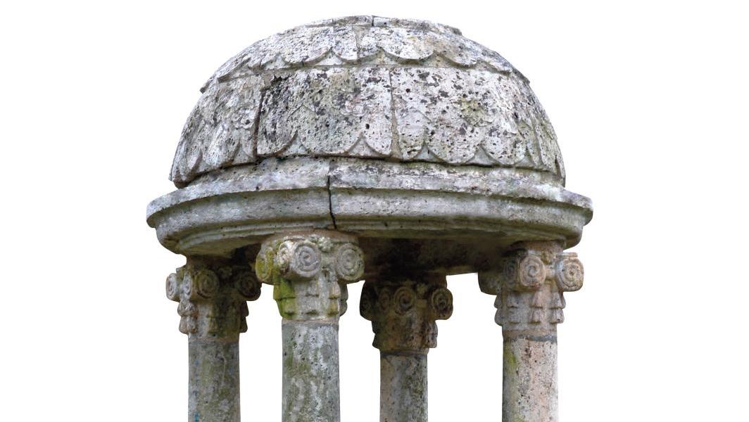 XVIe siècle. Margelle de puits circulaire en pierre, quatre colonnes à chapiteaux... Les vieilles pierres sont d’actualité