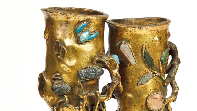 Chine, XVIIIe siècle. Double vase en bronze doré en forme de deux troncs, incrustations... Plus vrai que nature