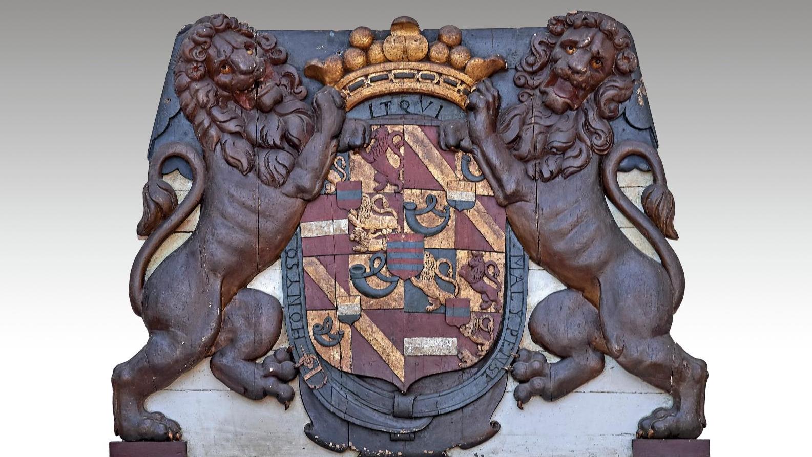 XVIIe siècle, figure de poupe d’un navire, bois polychrome et or représentant deux... Histoire et prestige au château de Paradis