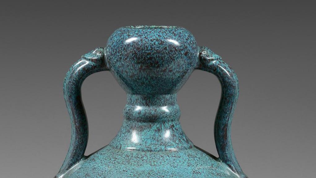 Chine, époque Yongzheng (1723-1735). Vase de forme «ruyi er ping» en porcelaine émaillée... Un bonheur pour les yeux