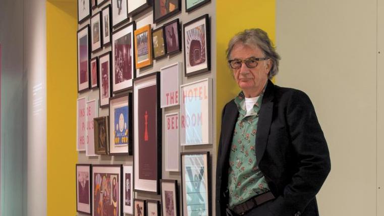 Le couturier au Design Museum de Londres, en 2013, dans l’une des salles de l’exposition... Paul Smith, gentleman collectionneur