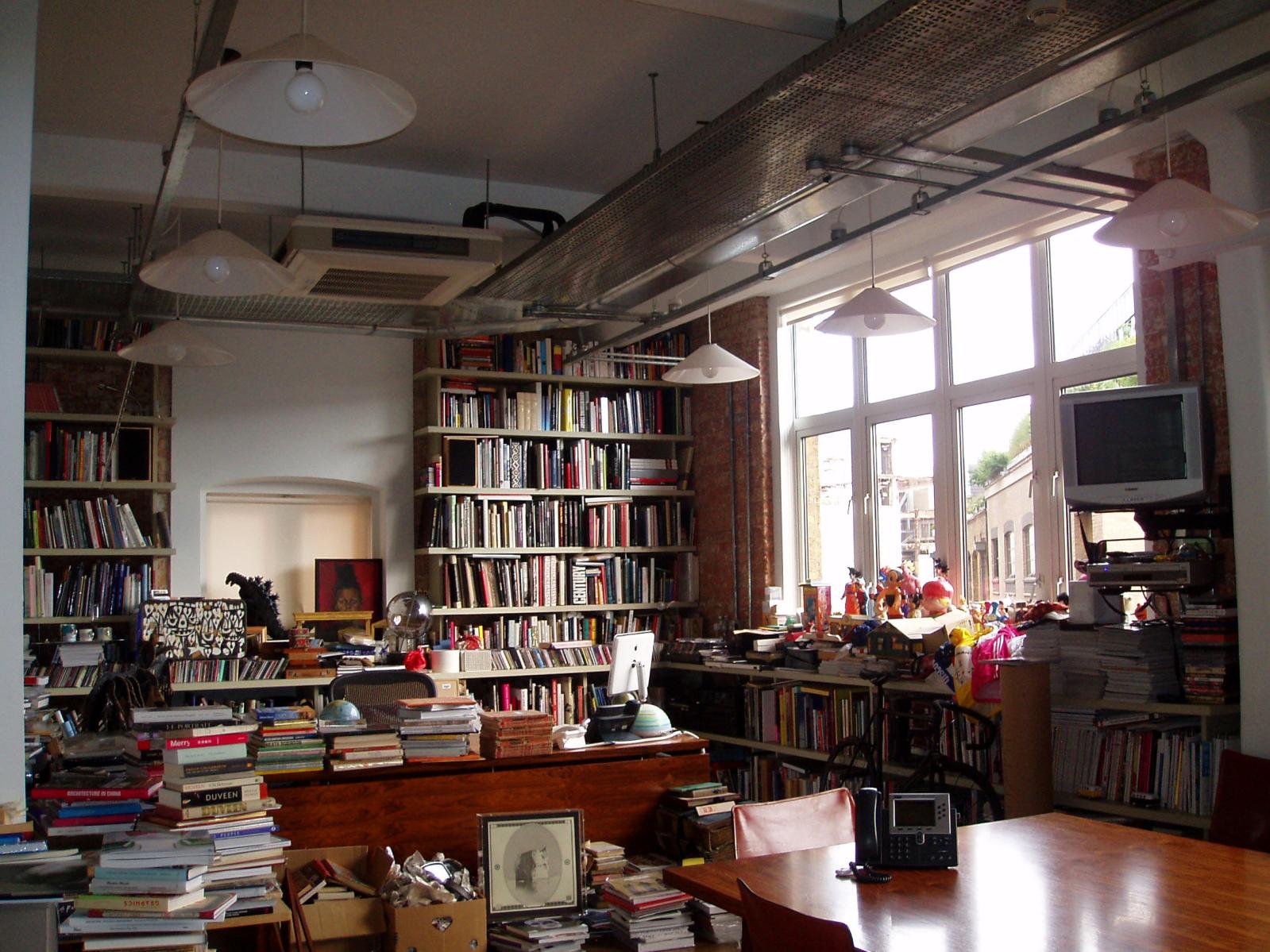 Le bureau londonien de Paul Smith, encombré de livres et d’objets.