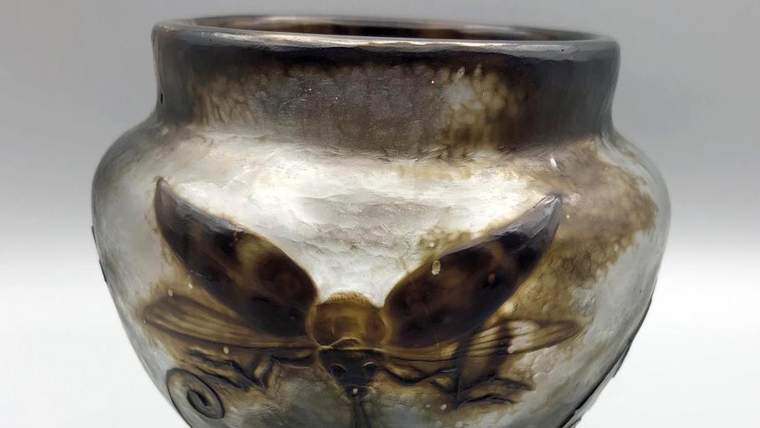 Émile Gallé (1846-1904), vase dit de «Tristesse» à piédouche, en verre double couche... Le vague à l’âme version Émile Gallé