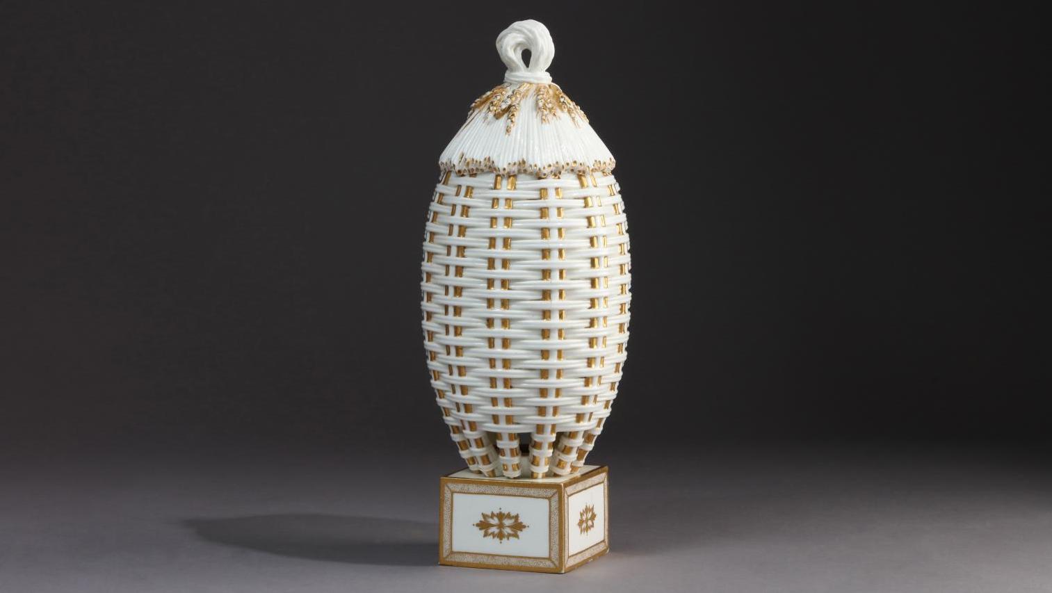 Sèvres, vers 1770. Vase couvert en porcelaine tendre dit «vase ruche», à décor en... Un précieux pot de miel