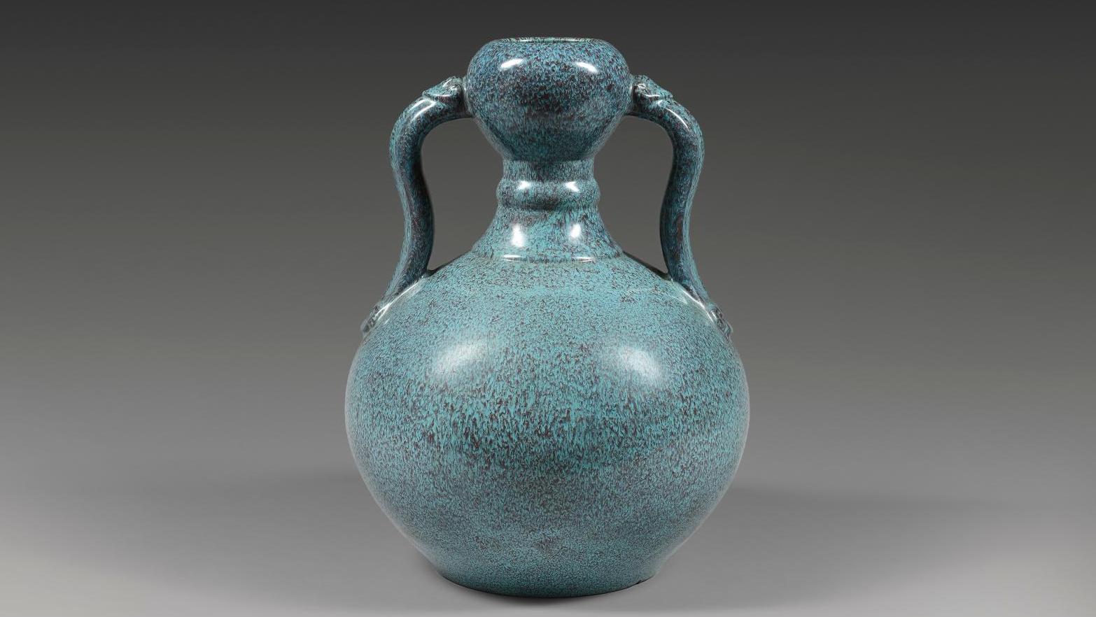 Chine, époque Yongzheng (1723-1735), vase de forme ruyi er ping en porcelaine émaillée... Œuf de rouge-gorge : la couleur du succès